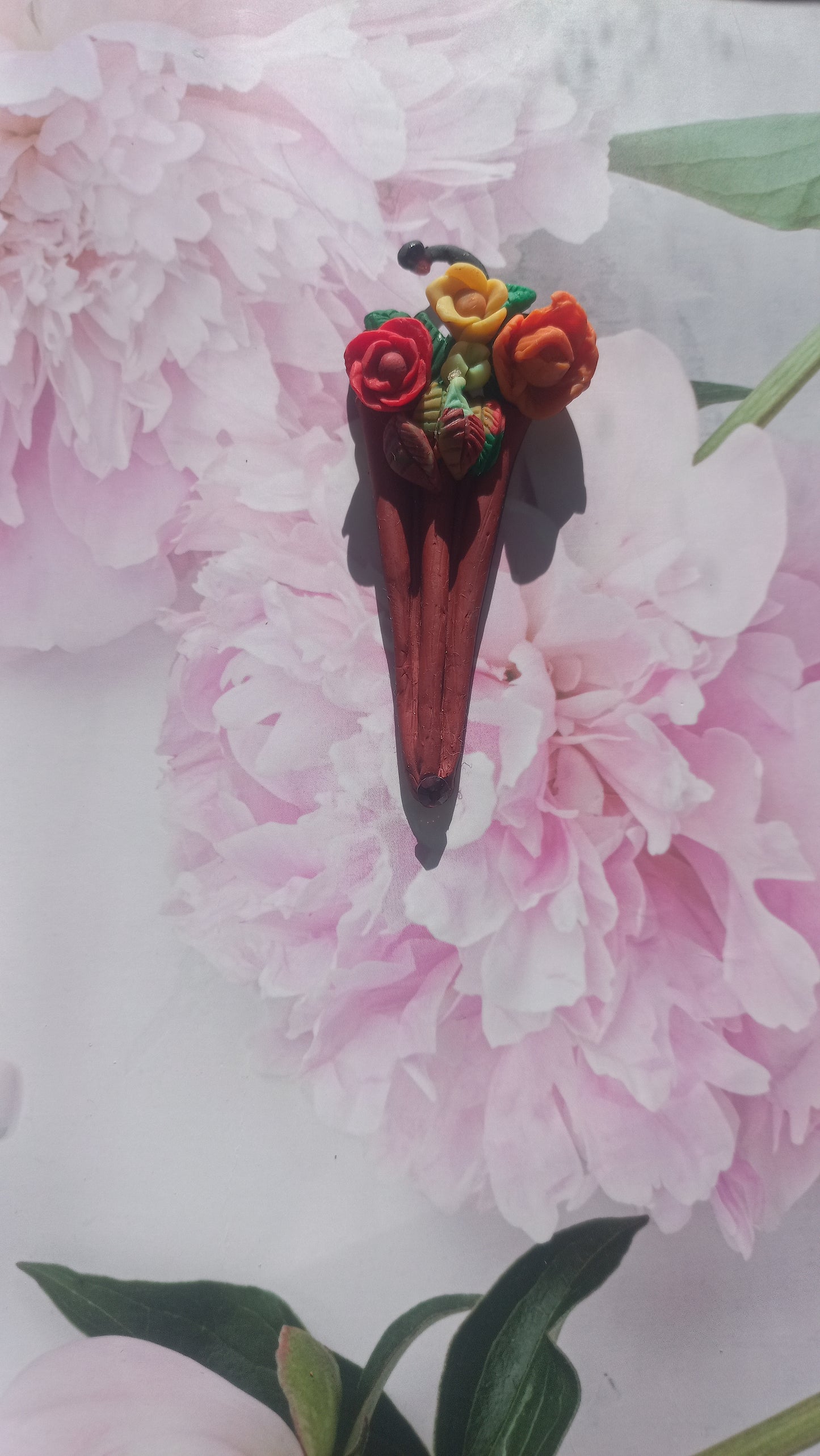 Brick colour closed umbrella brooch