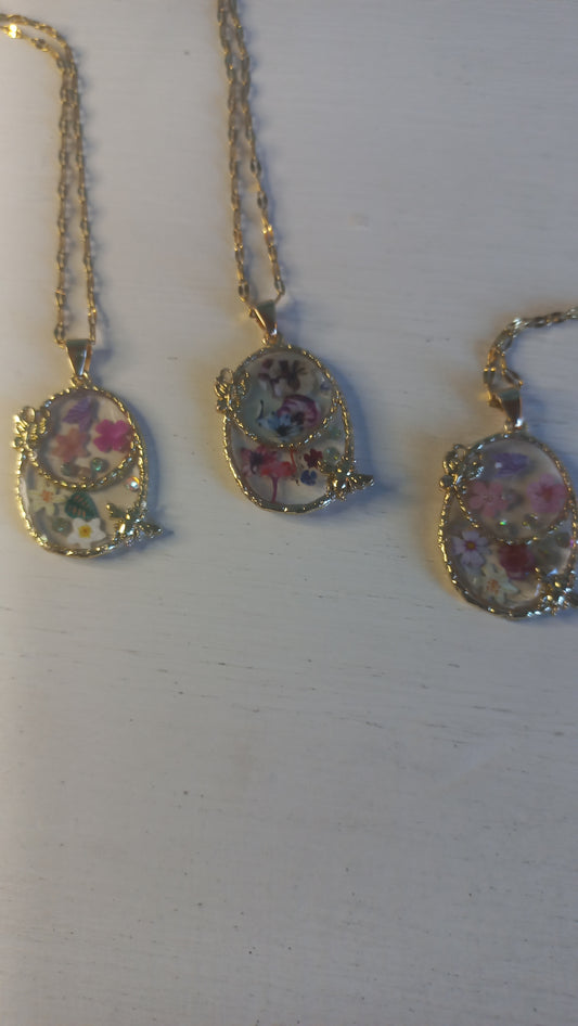 Flowers in resin gold pendant